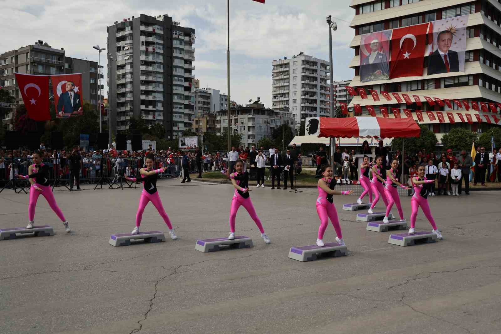 Babalarının omuzlarında bayramı kutladılar

