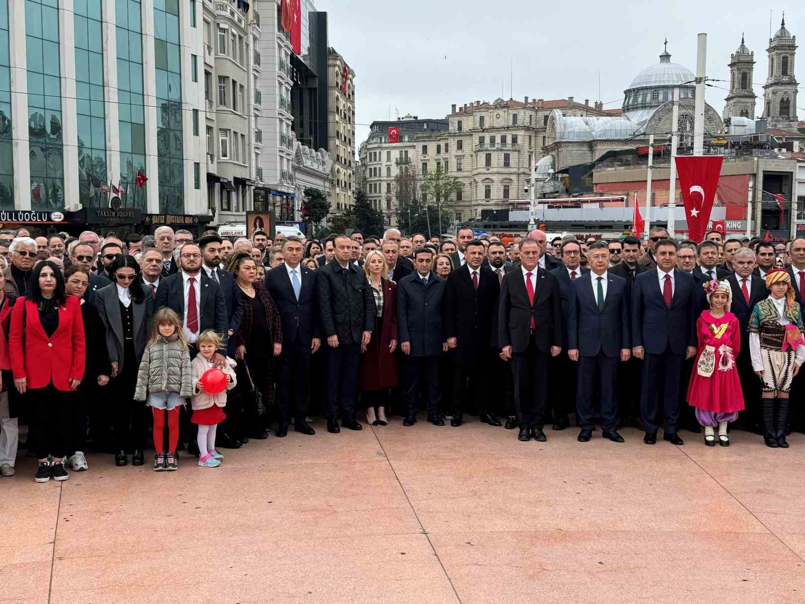 Taksim’de 23 Nisan coşkuyla kutlandı