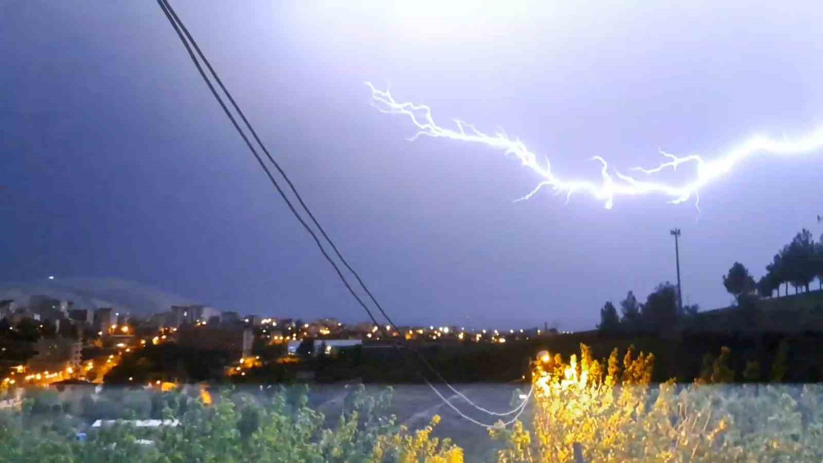 Diyarbakır’da şimşekler geceyi aydınlattı