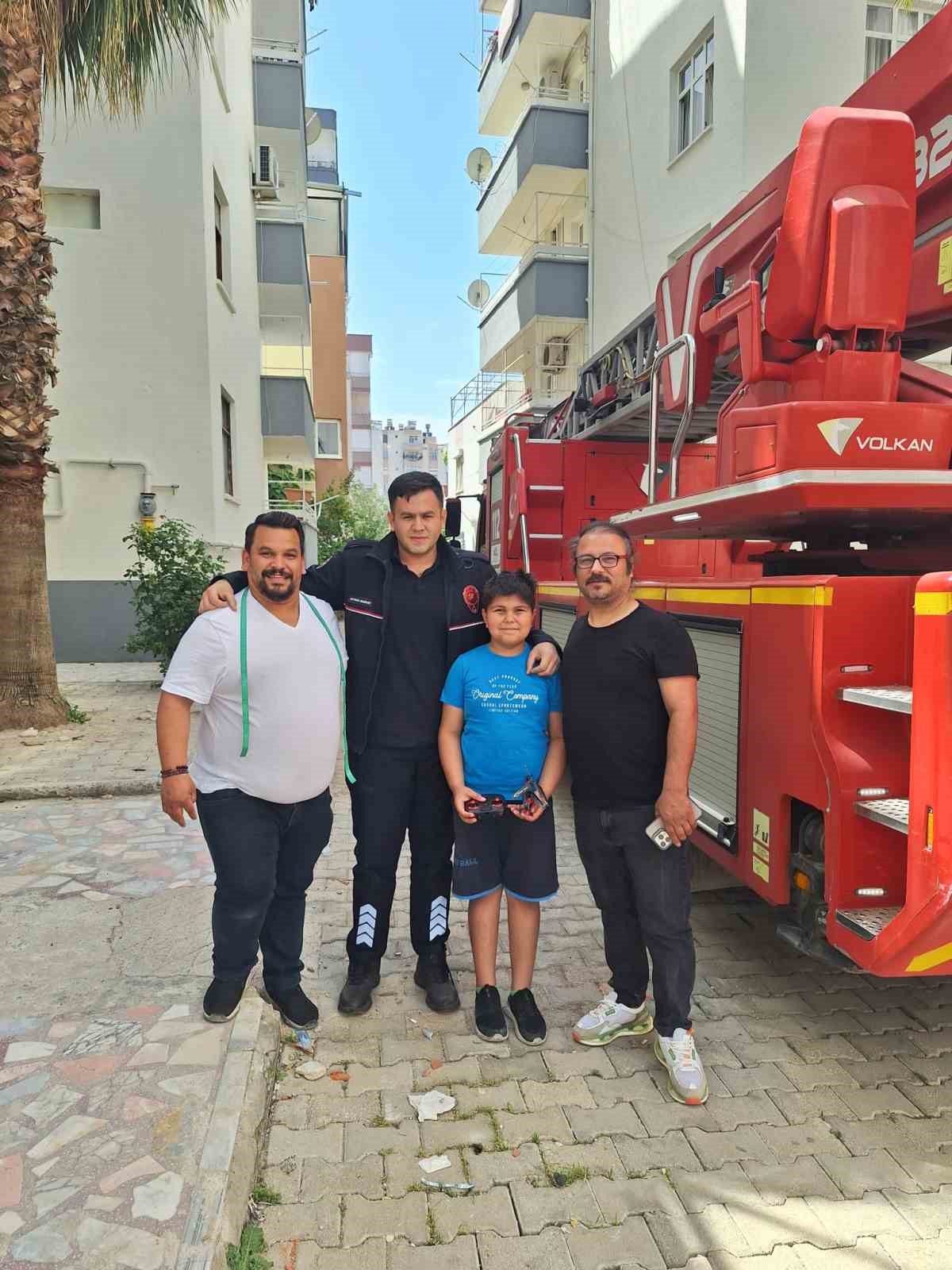 10 yaşındaki Tunahan’ın ağaca takılan helikopterini itfaiye kurtardı