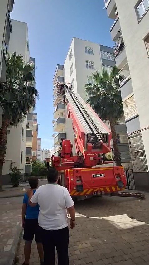 10 yaşındaki Tunahan&rsquo;ın ağaca takılan helikopterini itfaiye kurtardı
