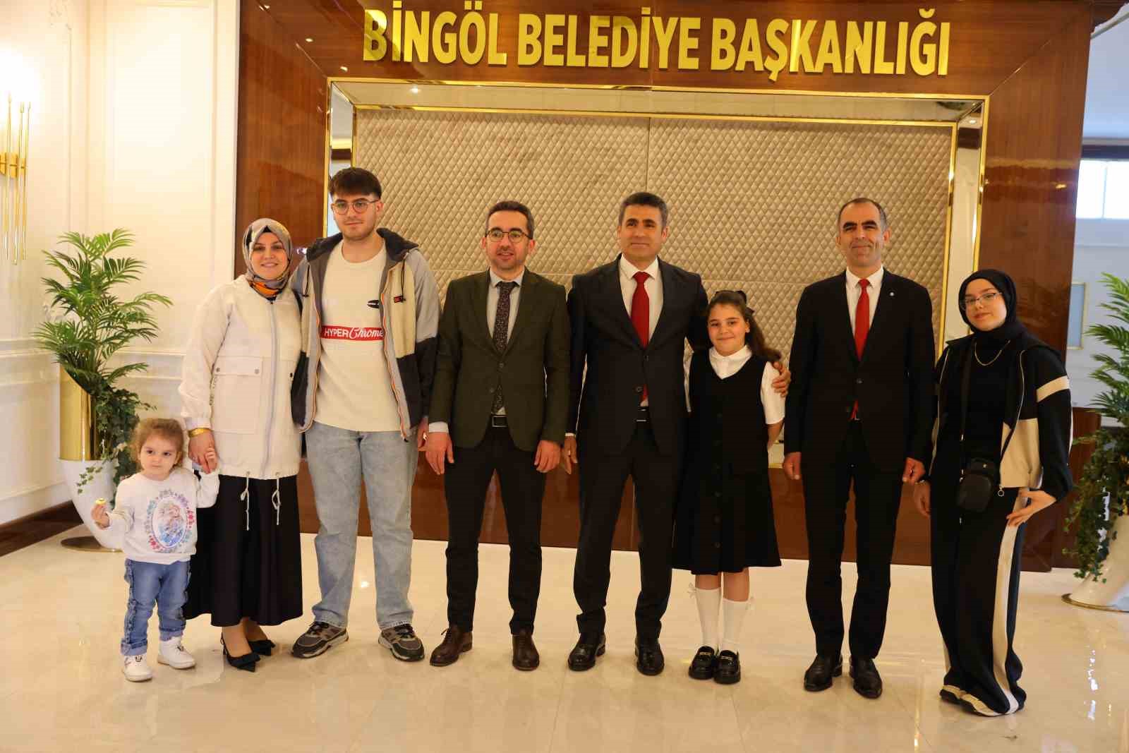Başkan Arıkan koltuğunu minik Hacer’e devretti