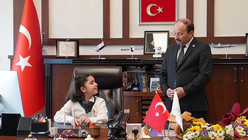 Rektör Çakmak, 23 Nisan’da makamını çocuklara devretti