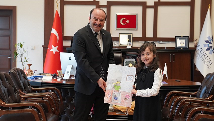 Rektör Çakmak, 23 Nisan’da makamını çocuklara devretti