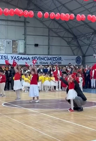 23 Nisan’da yürekleri ısıtan anlar: Bursa’da bir öğretmen, özel eğitim sınıfındaki öğrencisini yalnız bırakmadı