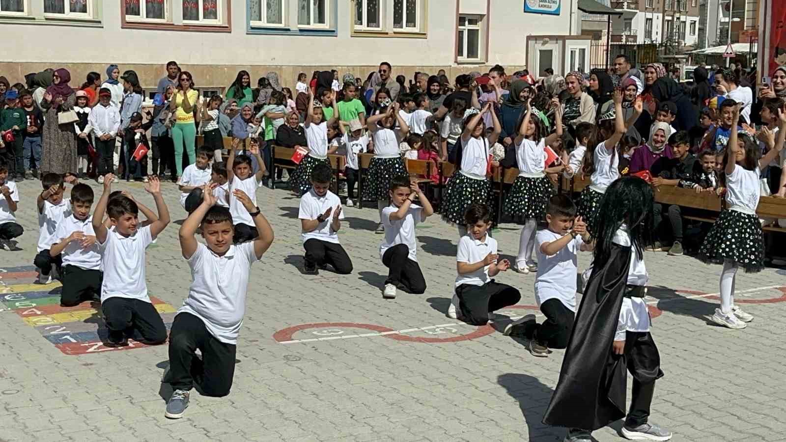 Malatya’da 23 Nisan Coşkusu, minikler bayramlarını renkli etkinliklerle kutladı