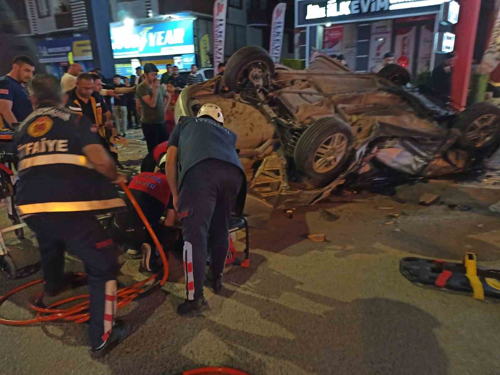 Şanlıurfa’da park halindeki araçlara çarpan otomobil takla attı: 2 ölü, 1 yaralı