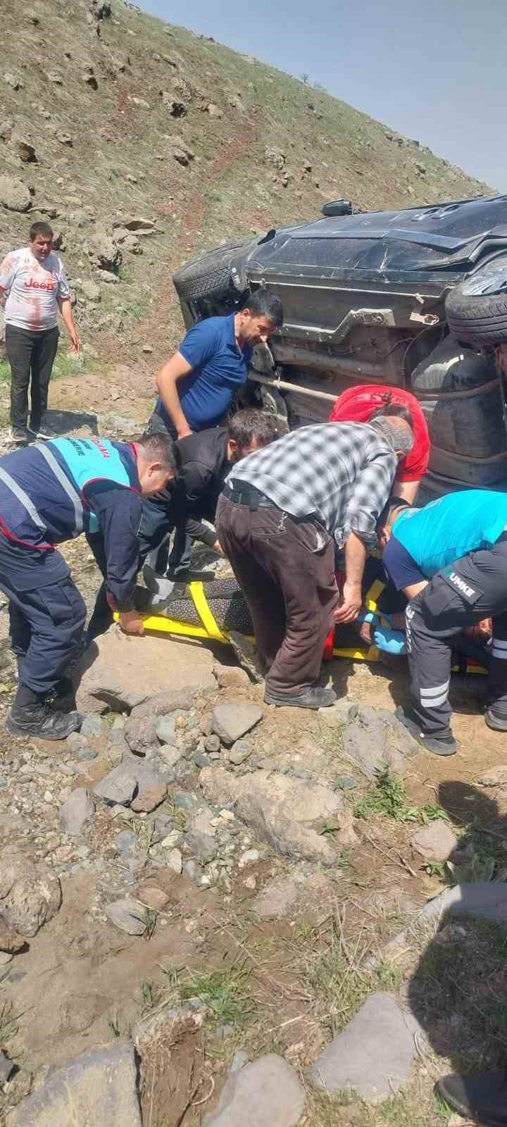 Elazığ&rsquo;da hafif ticari ara&ccedil; şarampole yuvarlandı: 5 yaralı
