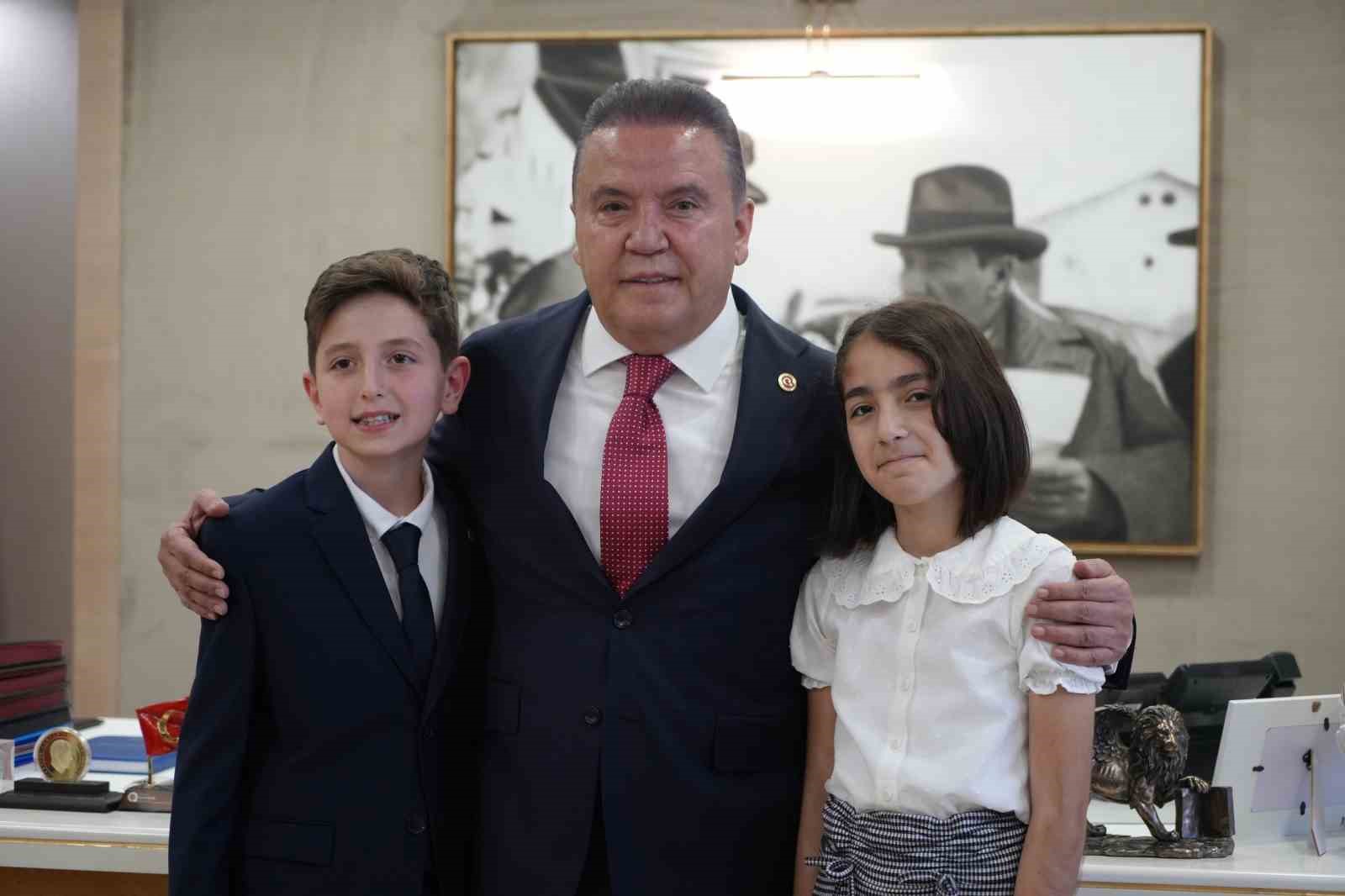 Antalya&rsquo;nın &ccedil;ocuk başkanından d&uuml;nya &ccedil;ocuklarına barış &ccedil;ağrısı
