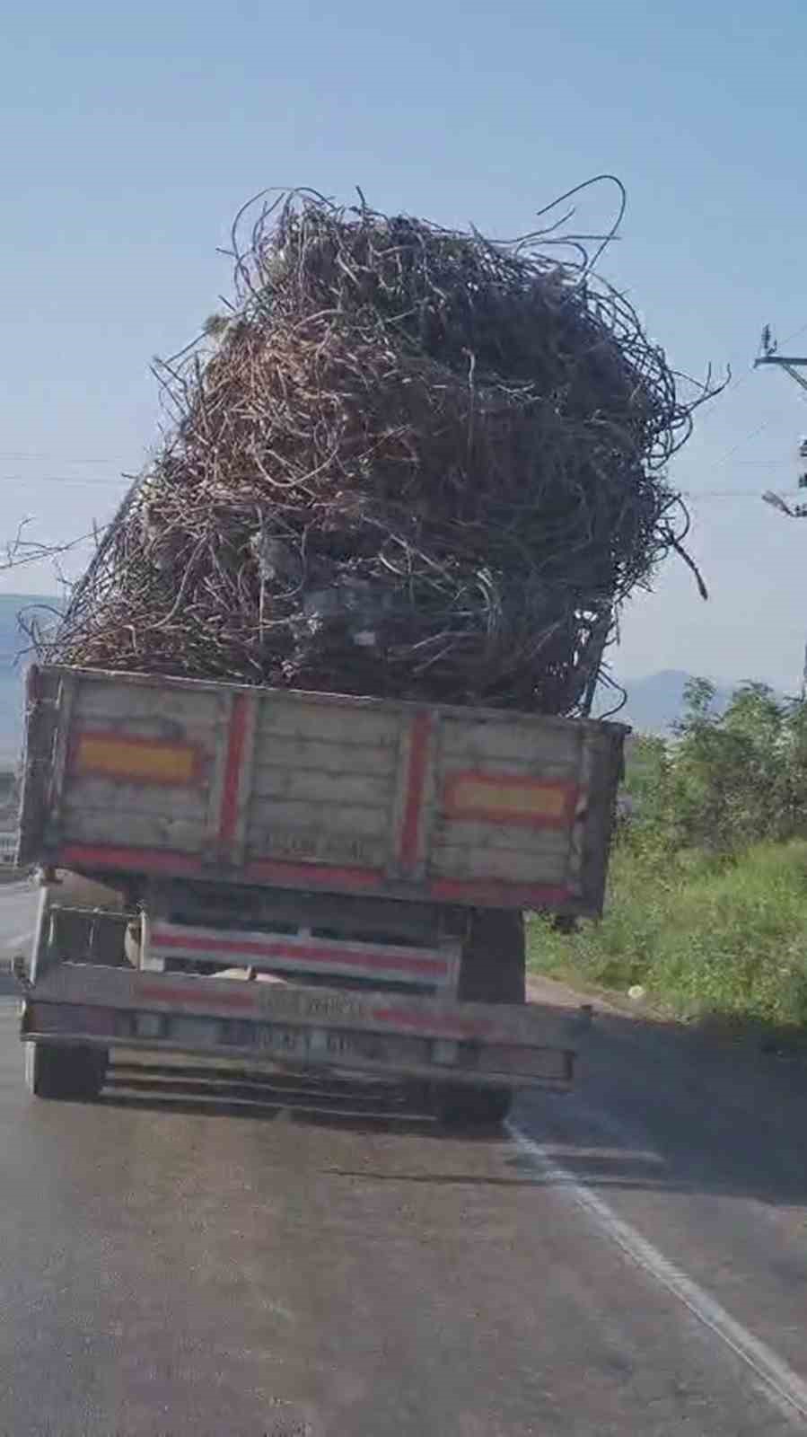Y&uuml;rekleri ağza getiren hurda y&uuml;kl&uuml; tırın s&uuml;r&uuml;c&uuml;s&uuml;ne ceza
