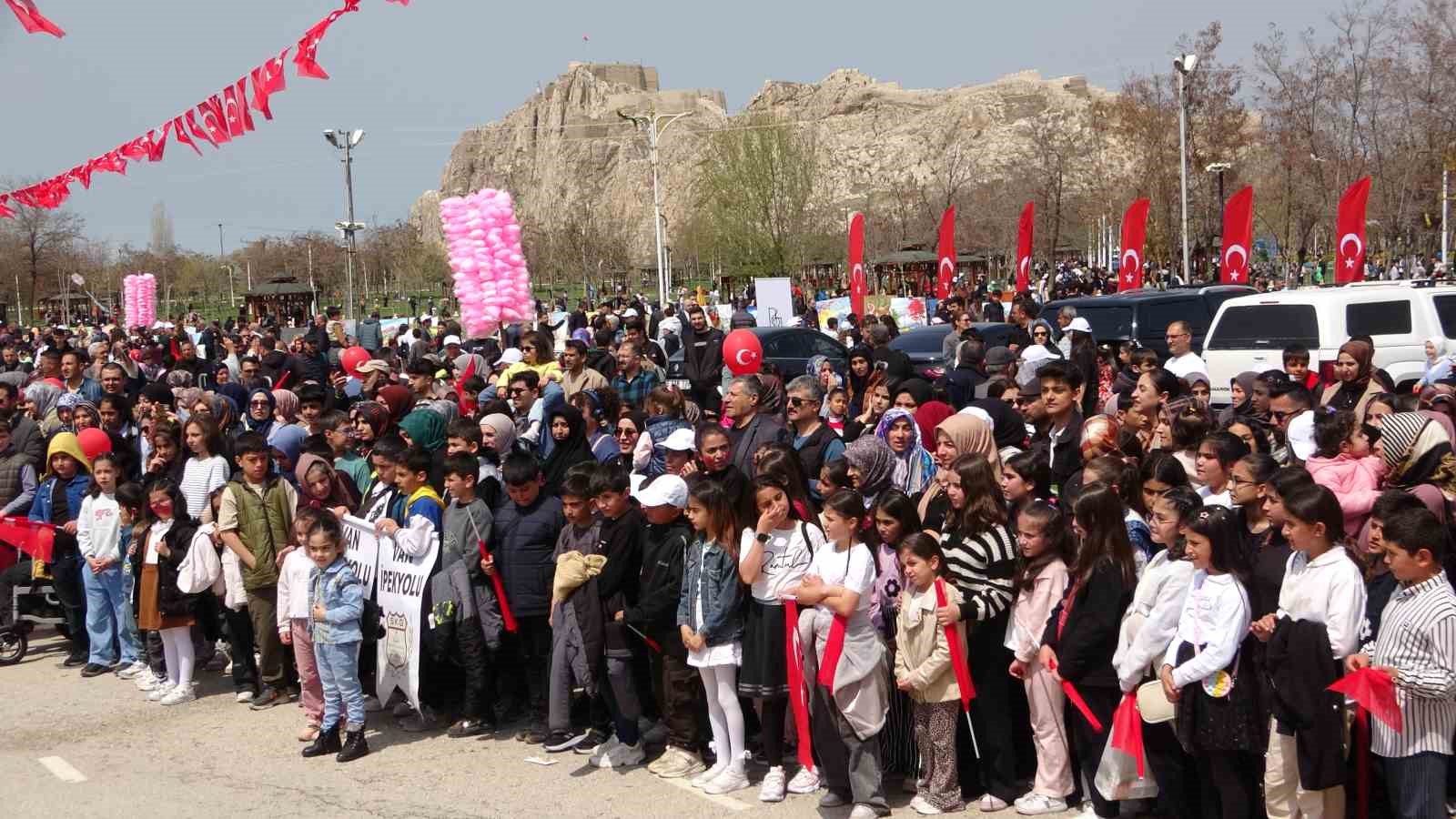 Van’da 23 Nisan coşkuyla kutlandı