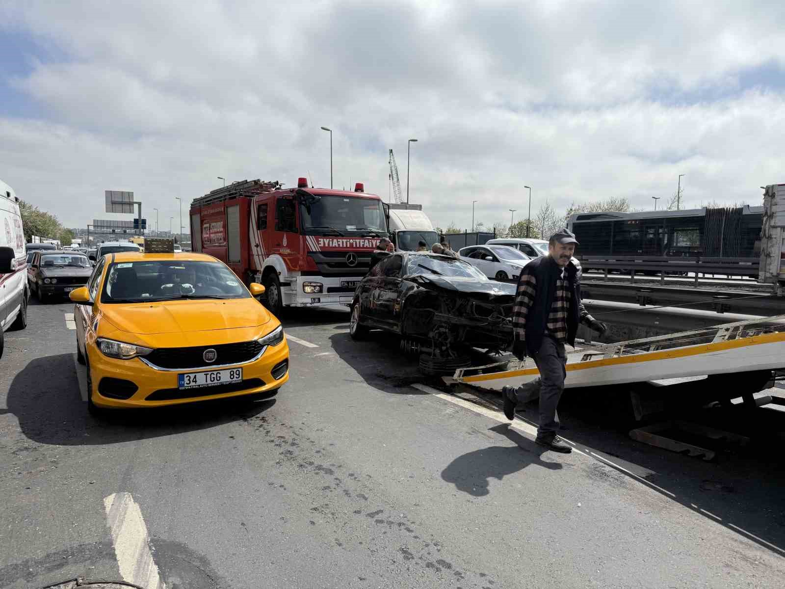 Avcılar’da ehliyetsiz gencin makas kazası: 3 yaralı