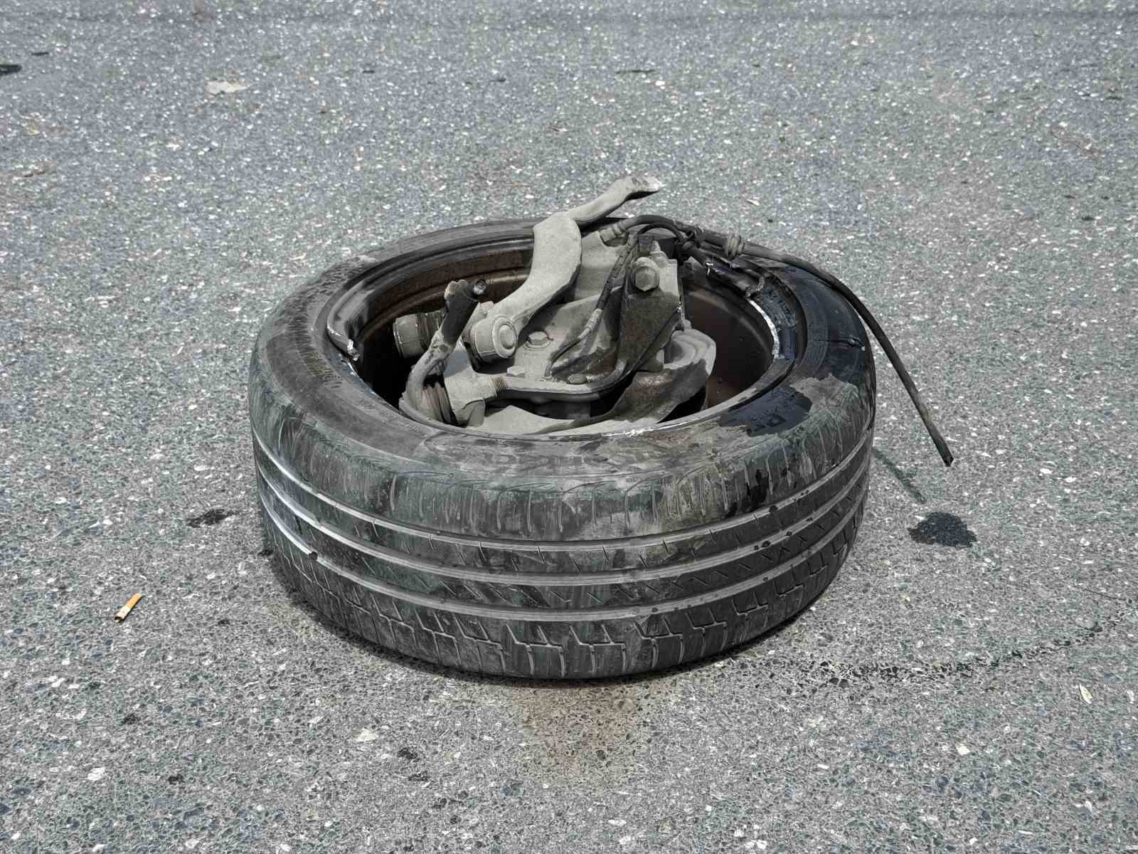 Avcılar’da ehliyetsiz gencin makas kazası: 3 yaralı