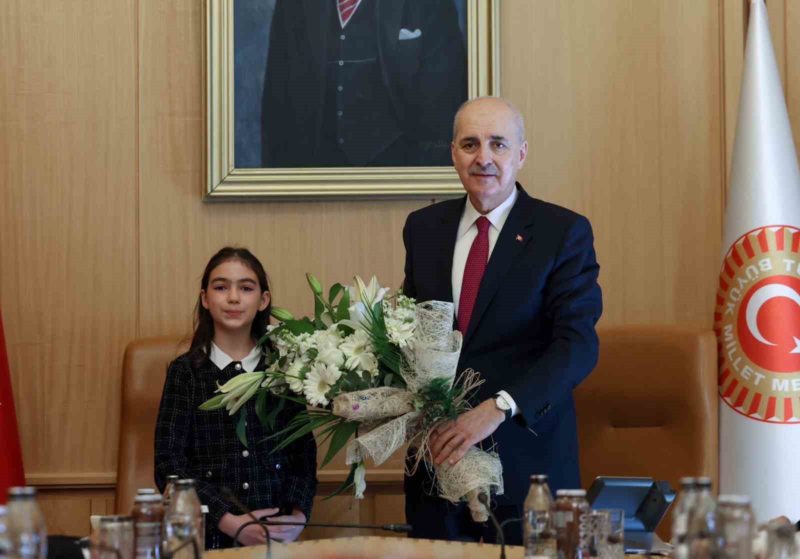 TBMM Başkanı Kurtulmuş makamını 4&rsquo;&uuml;nc&uuml; sınıf &ouml;ğrencisi Berra&rsquo;ya devretti

