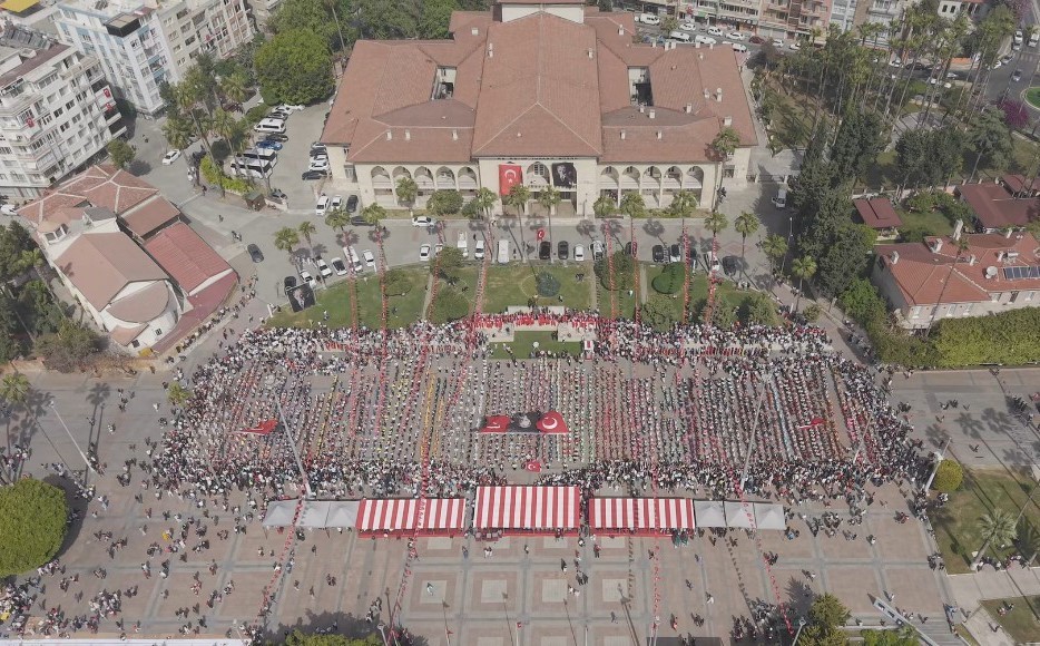 Mersin’de 1923 öğrenci halk oyunları gösterisi sundu