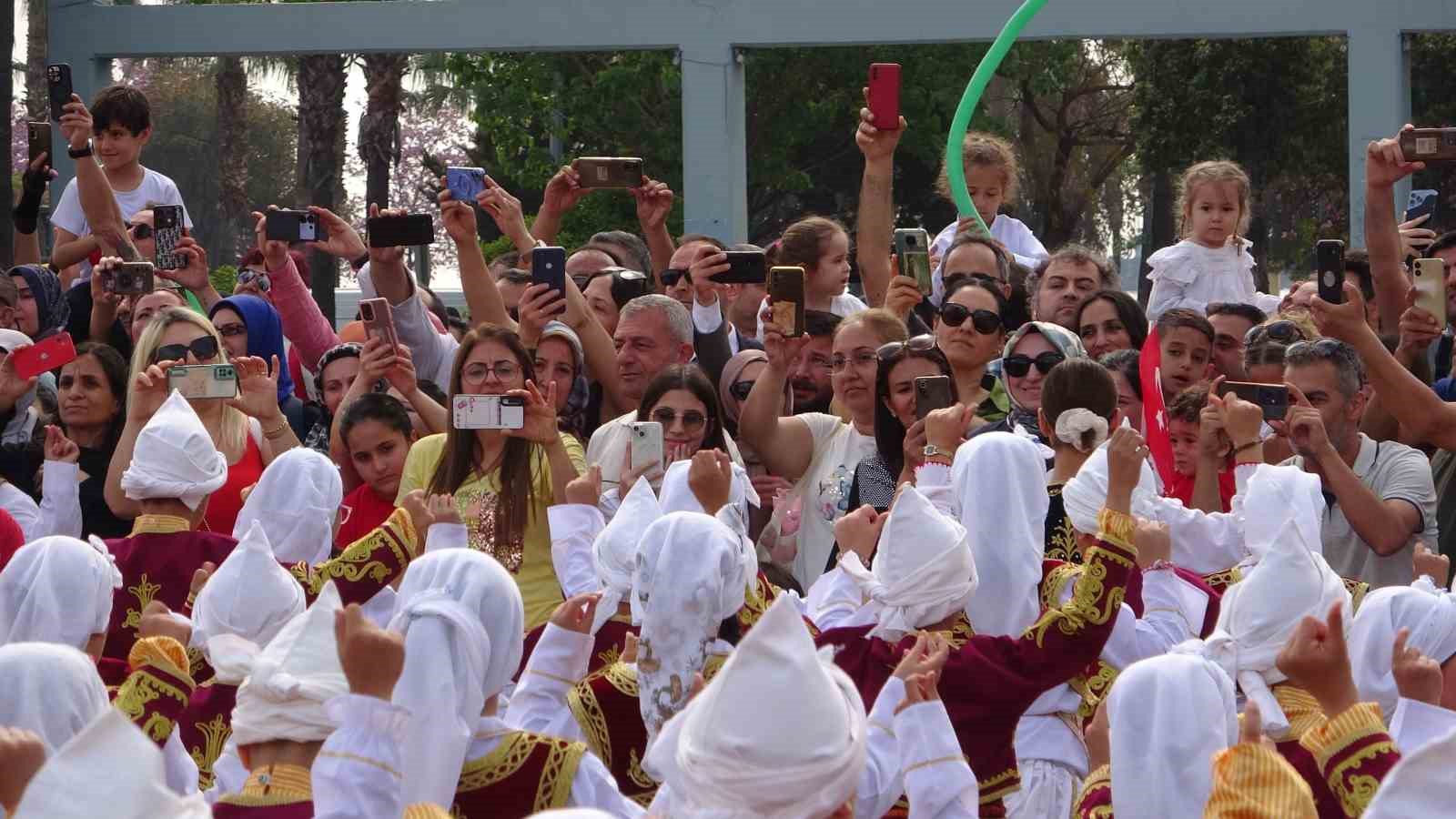 Mersin’de 1923 öğrenci halk oyunları gösterisi sundu