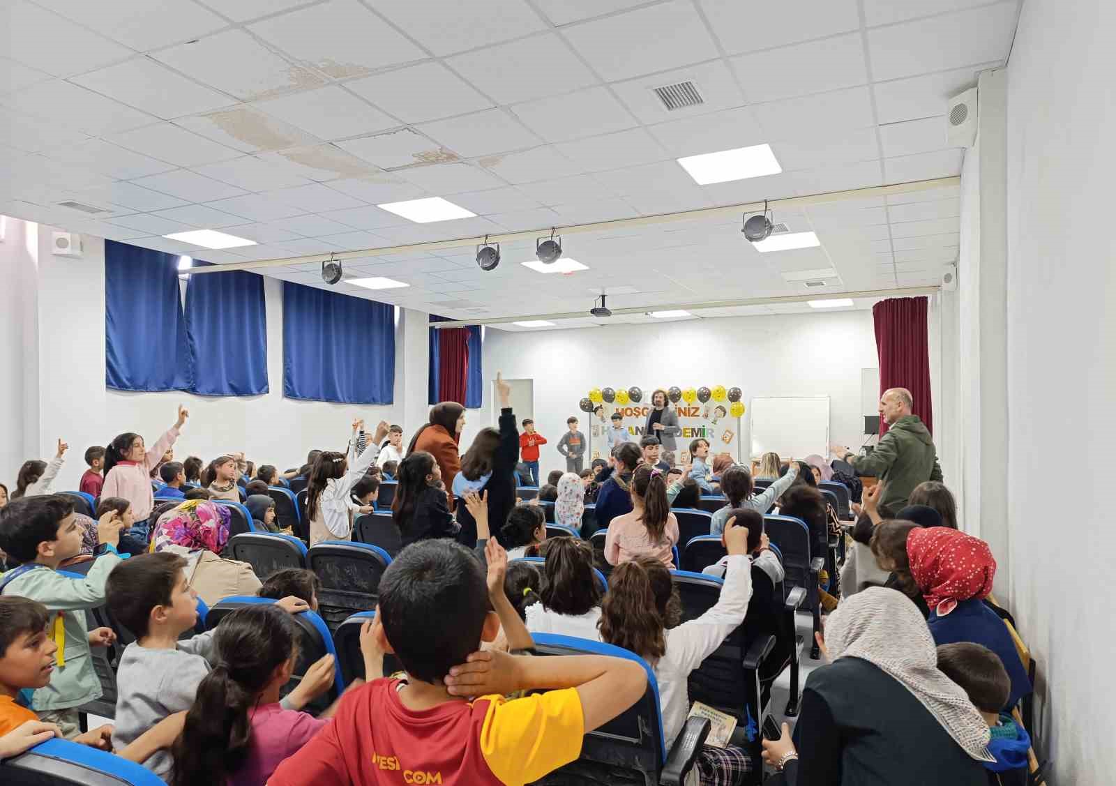 Yazar Topdemir öğrencilerle buluştu