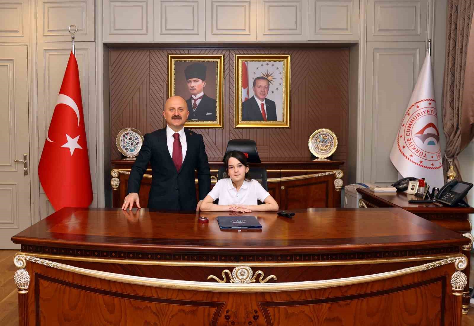 Vali Varol, koltuğu Defne Lara’ya devretti