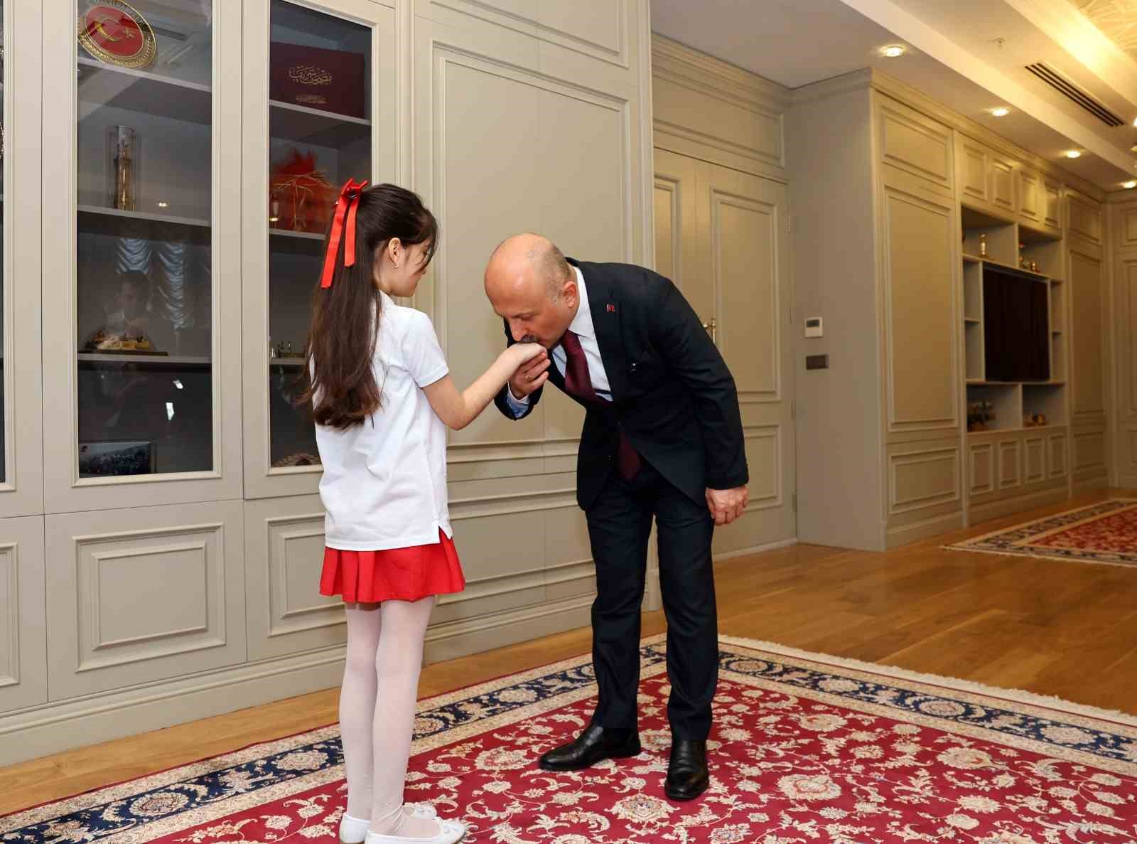 Vali Varol, koltuğu Defne Lara’ya devretti