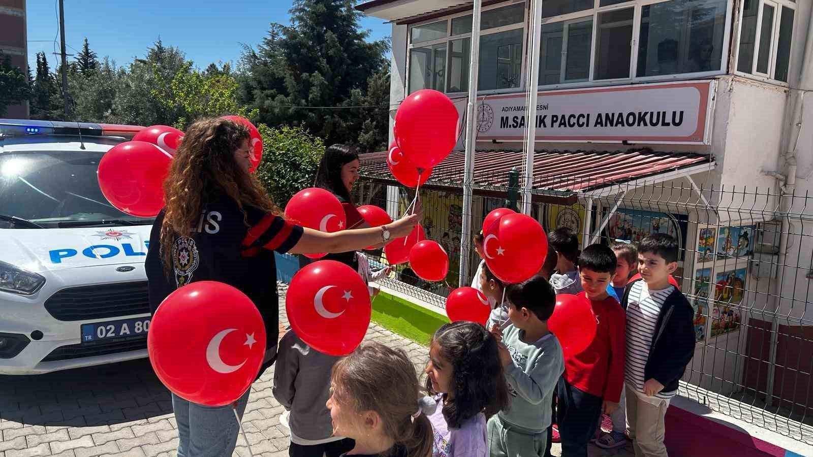 Polislerden minik kalplere 23 Nisan ziyareti