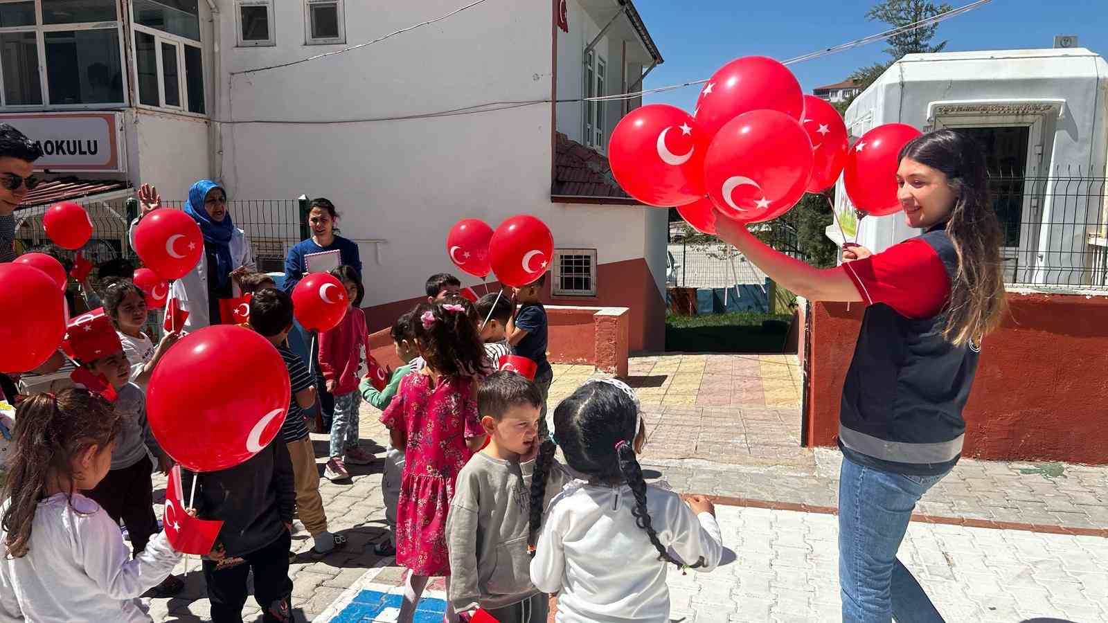 Polislerden minik kalplere 23 Nisan ziyareti