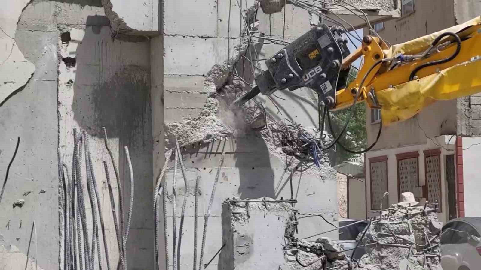 Çevre, Şehircilik ve İklim Değişikliği ekipleri projeye uygun olmayan yapıları yıkıyor