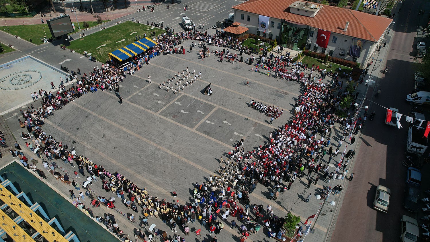 Manisa’nın ilçelerinde 23 Nisan coşkusu yaşandı