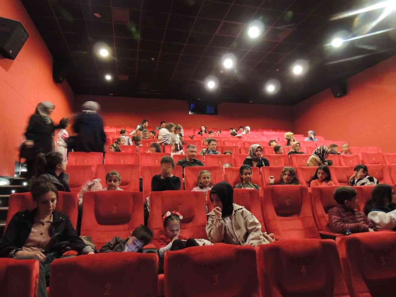 Şehit ve gazi &ccedil;ocukları 23 Nisan&rsquo;da sinema etkinliğinde buluştu
