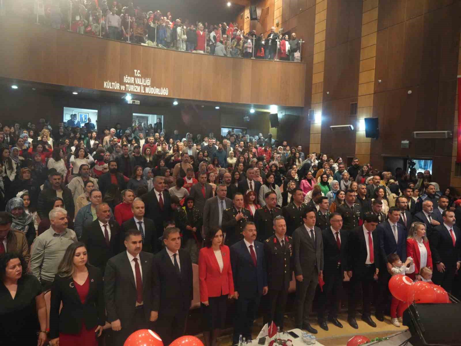 Iğdır’da yağışa rağmen aileler çocukları ile 23 Nisan kutlama programına akın etti