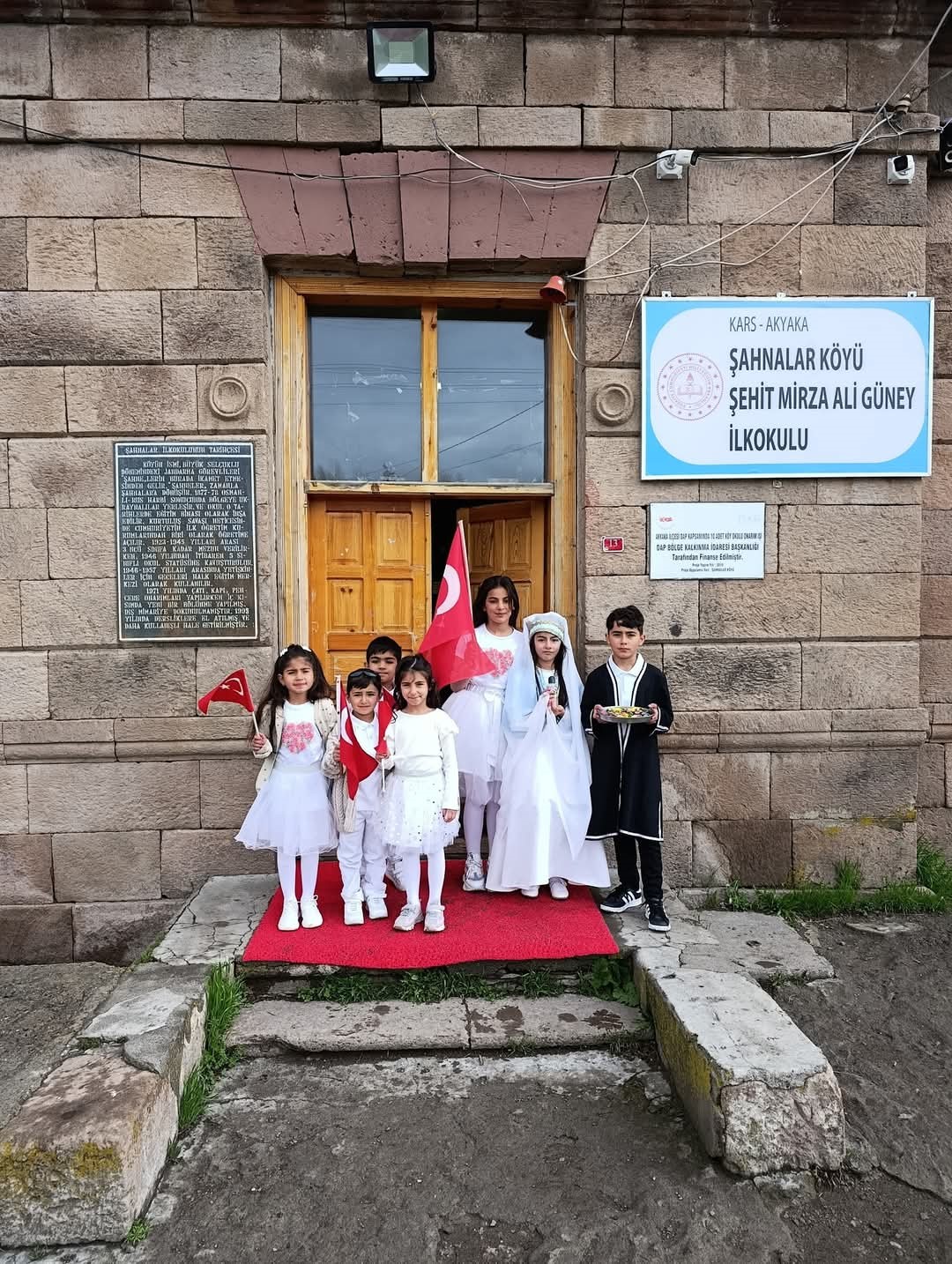 Kars&rsquo;ta k&ouml;y okulunda 23 Nisan coşkusu
