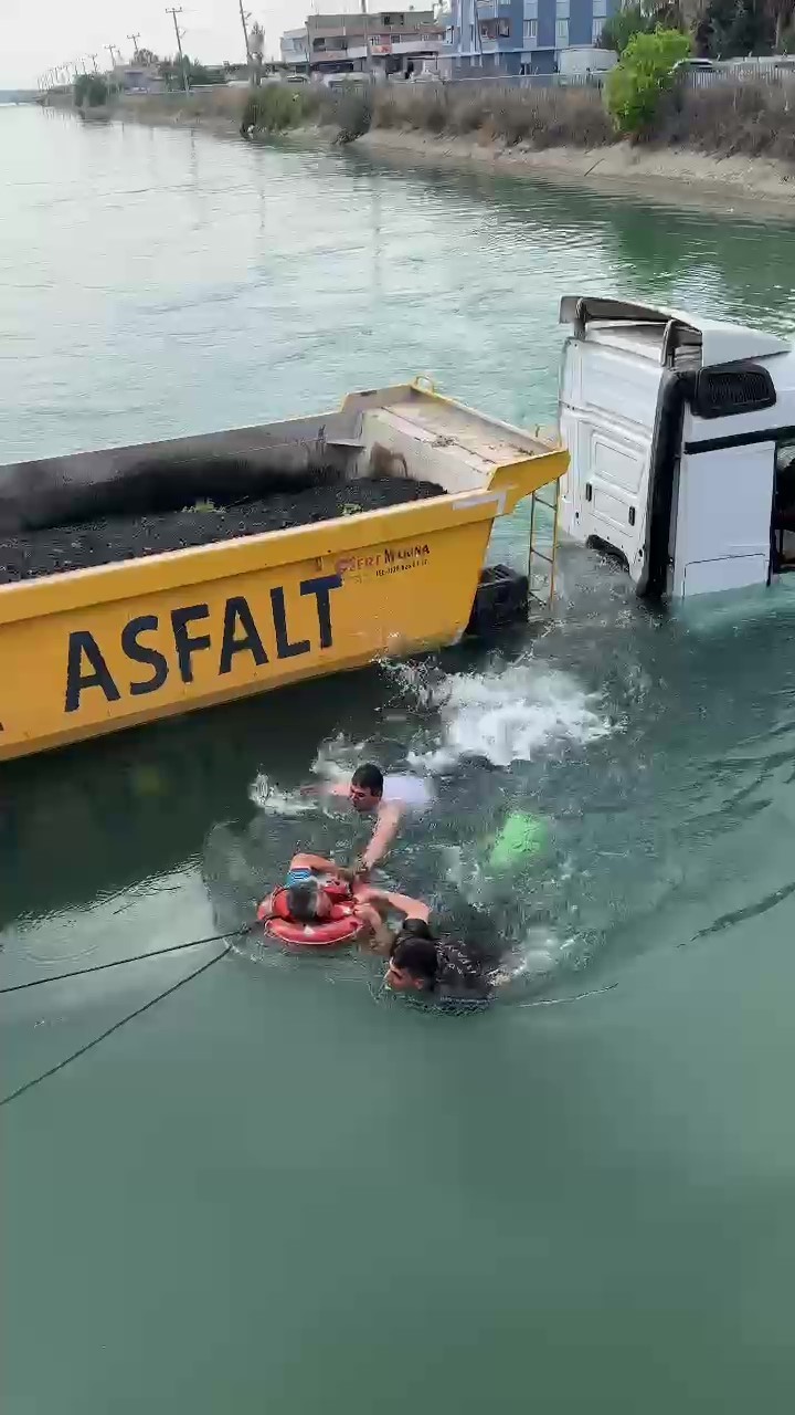 Adana’da tır sulama kanalına düştü, 2 kişi kurtarıldı