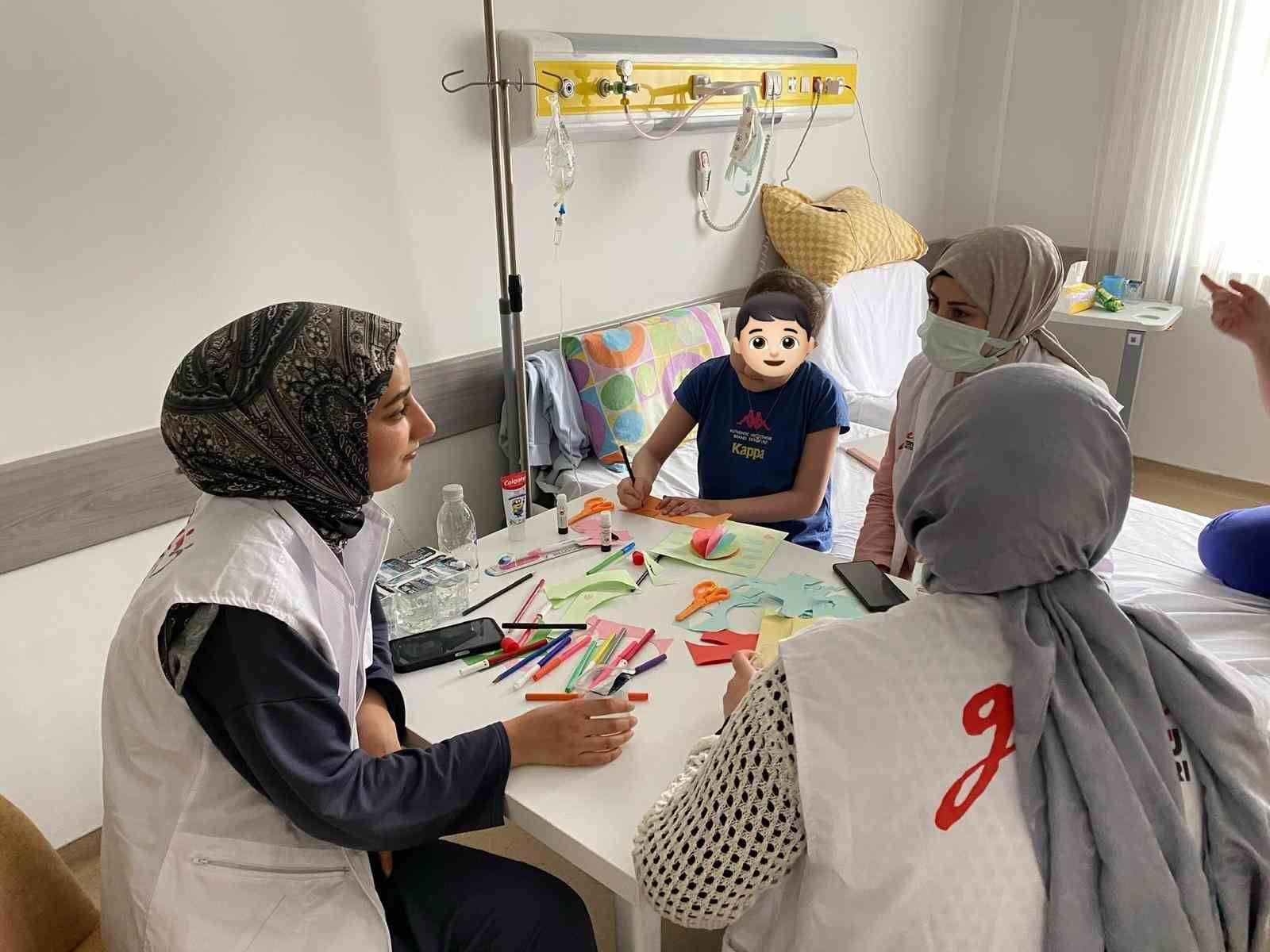 Diyarbakır’da hastane odalarında 23 Nisan sevinci