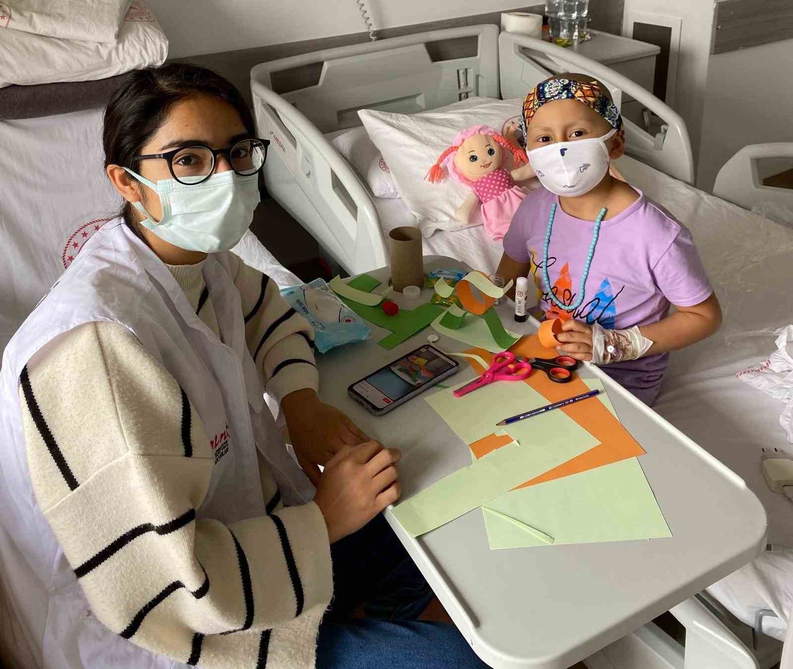 Diyarbakır’da hastane odalarında 23 Nisan sevinci