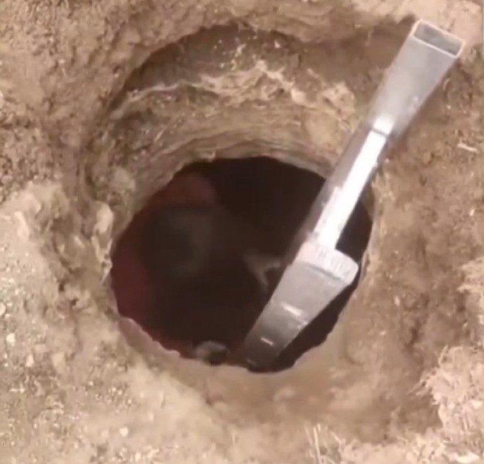 Traktör pulluğuna takılan taş sayesinde ilginç mahzeni keşfettiler