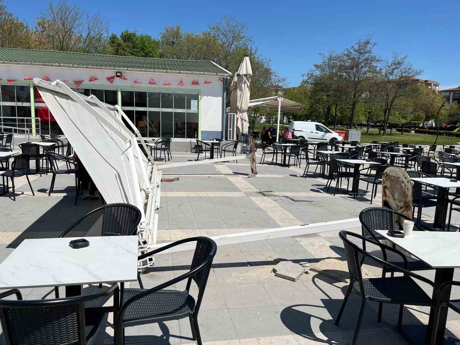 Çay içmeye diye oturduğu kafe bahçesinde tente üzerine devrildi