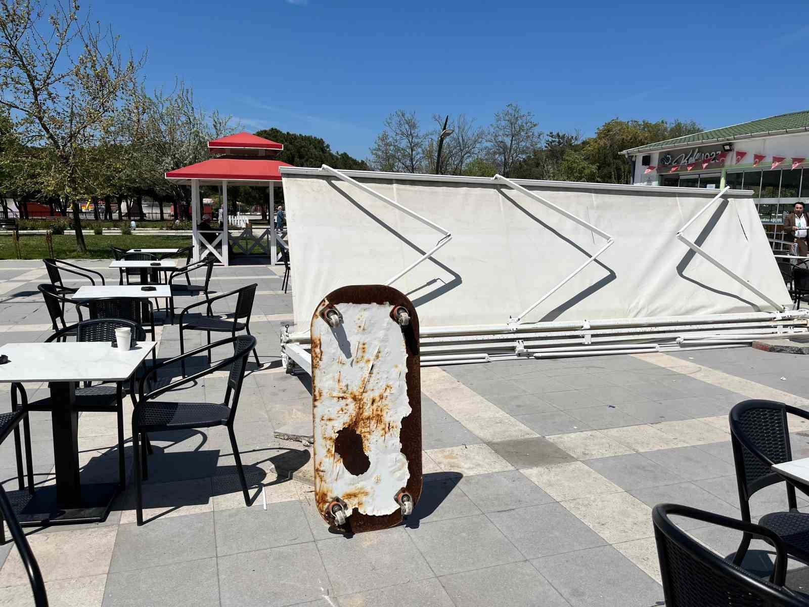 &Ccedil;ay i&ccedil;meye diye oturduğu kafe bah&ccedil;esinde tente &uuml;zerine devrildi
