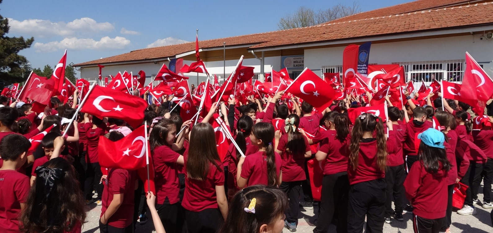 K&uuml;tahya Hava Eğitim Komutanlığı Bandosu&rsquo;ndan Tavşanlı&rsquo;da 23 Nisan coşkusu
