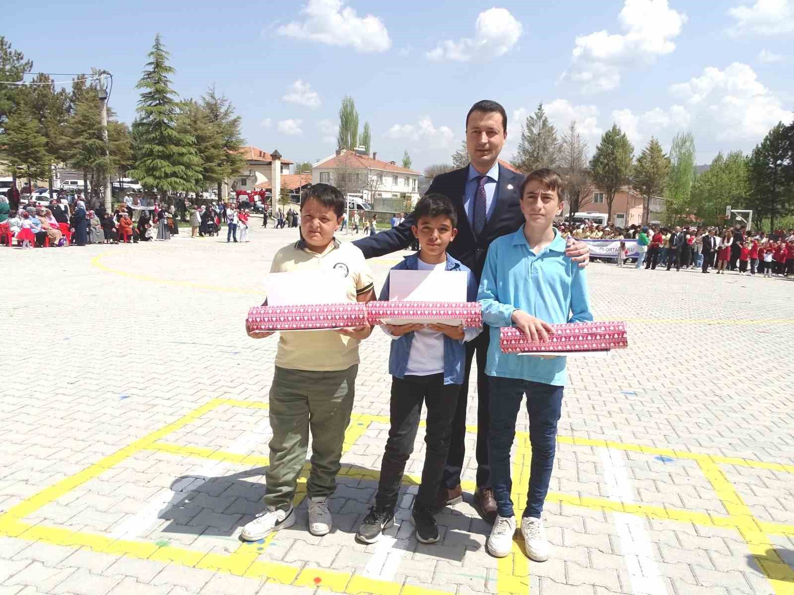 Hisarcık&rsquo;ta yarışmalarda dereceye giren &ouml;ğrenciler &ouml;d&uuml;llendirildi
