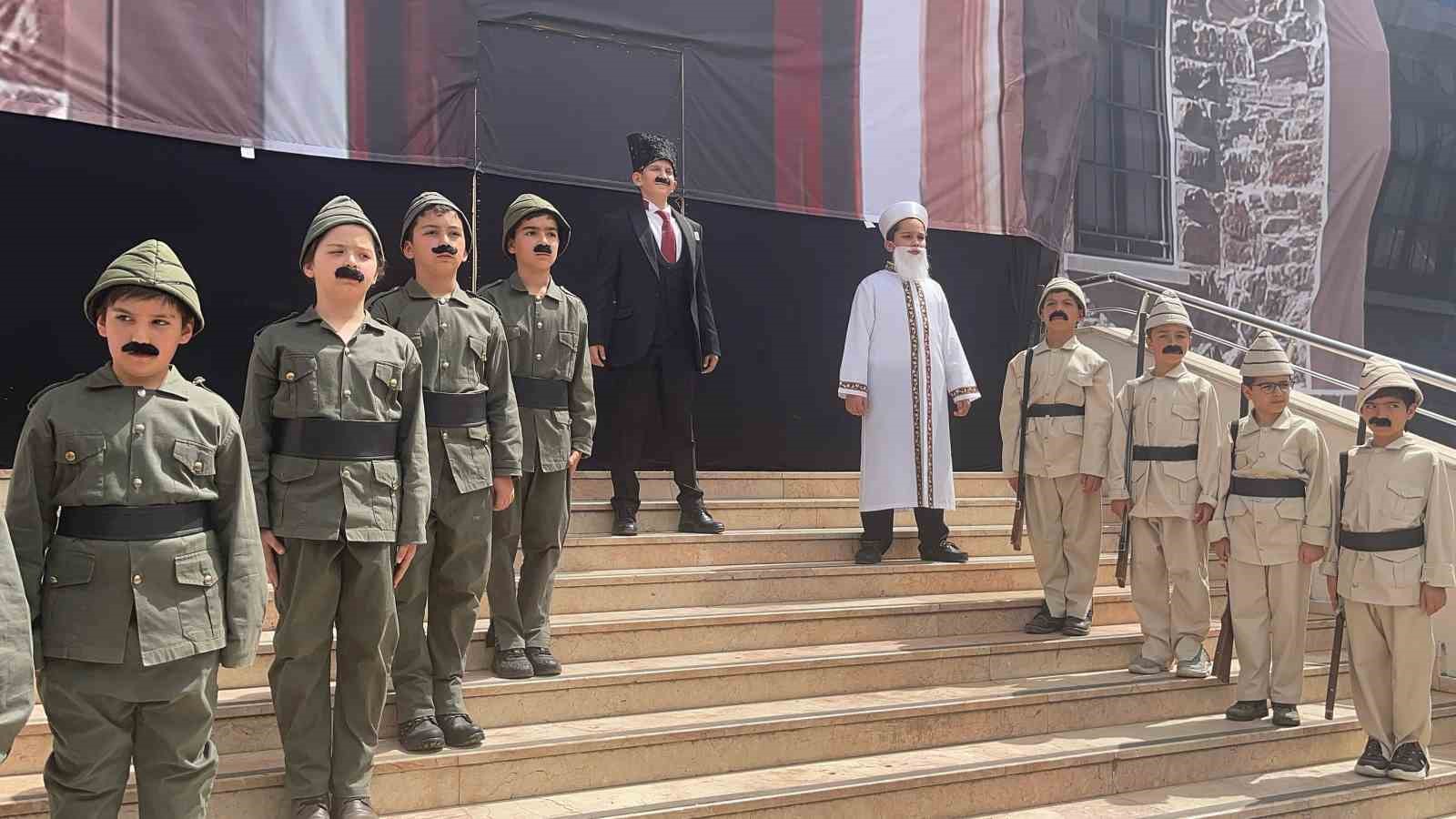 Öğrenciler Türkiye Büyük Millet Meclisinin açılışını canlandırdı