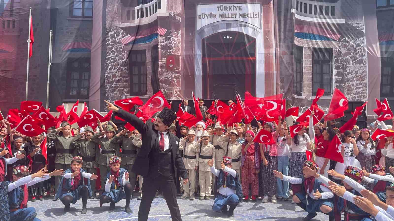 Öğrenciler Türkiye Büyük Millet Meclisinin açılışını canlandırdı