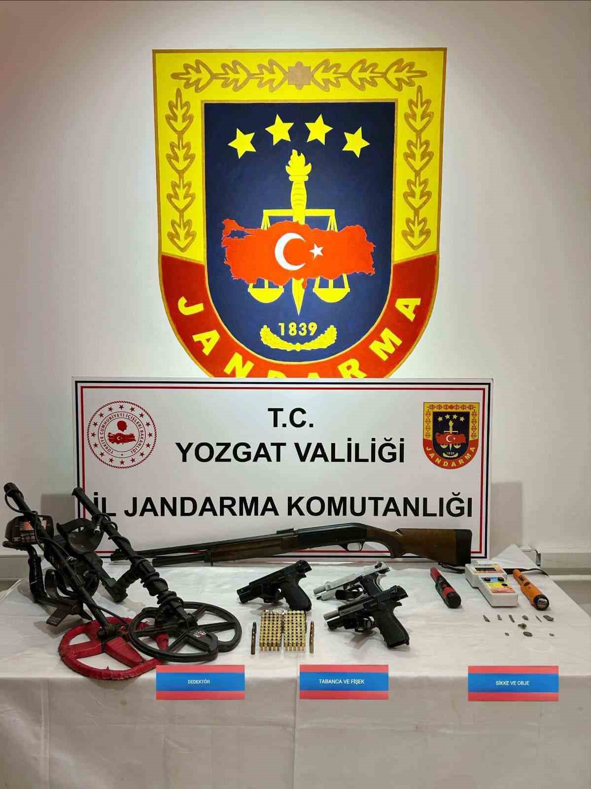 Şefaatli’de tarihi eser ve silah ele geçirildi