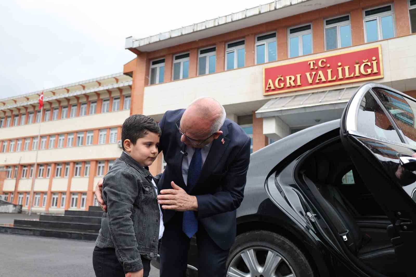 Ağrı Valisi Koç, koltuğunu minik öğrenciye devretti