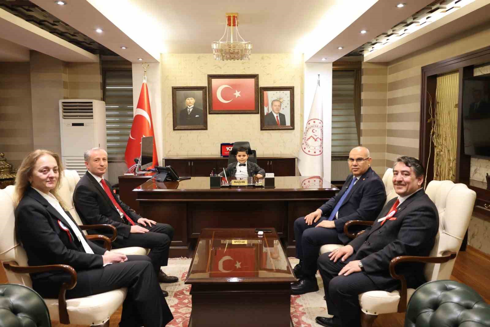 Ağrı Valisi Ko&ccedil;, koltuğunu minik &ouml;ğrenciye devretti
