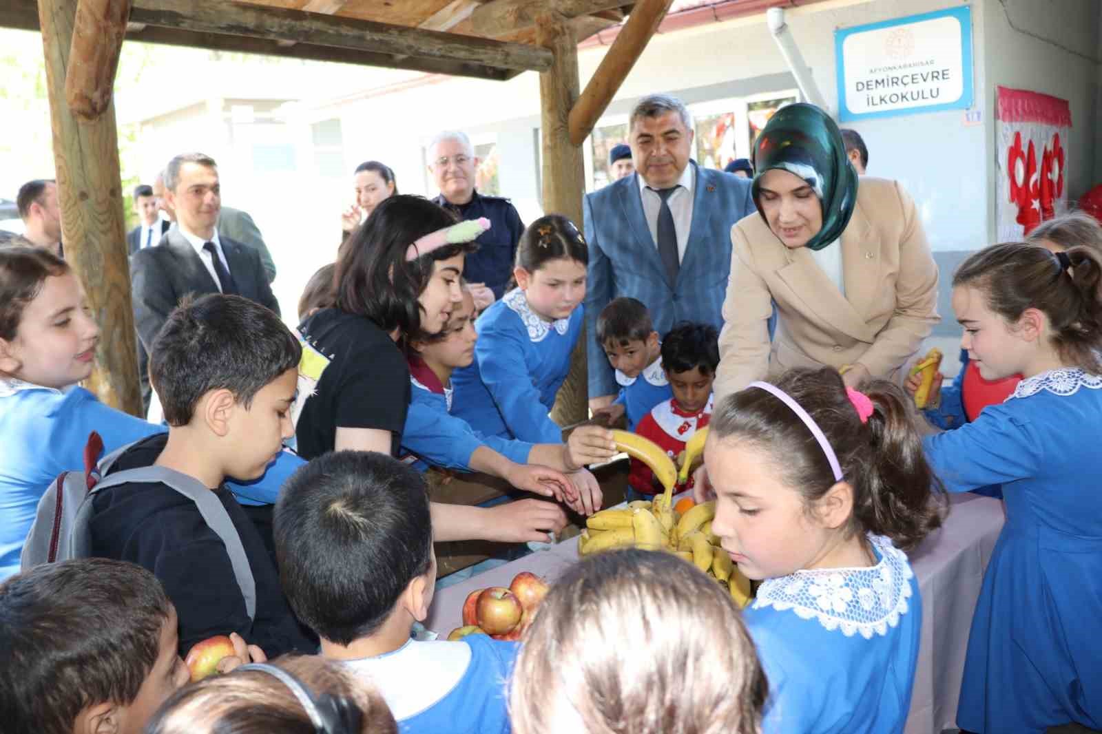 "Gelenekten Geleceğe Sağlıklı Nesiller" projesiyle öğrencilere meyve desteği