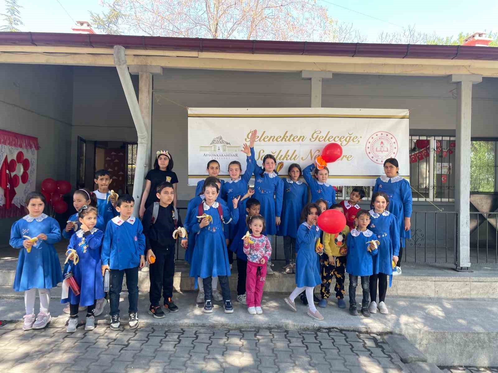 "Gelenekten Geleceğe Sağlıklı Nesiller" projesiyle &ouml;ğrencilere meyve desteği
