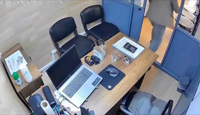 Depremde çayını alıp kaçan vatandaş kamerada
