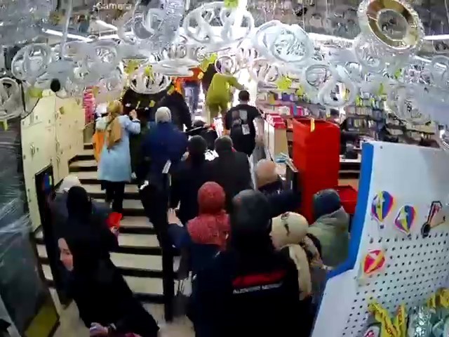 Avcılar&rsquo;da z&uuml;ccaciye d&uuml;kkanındaki panik anları kamerada
