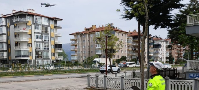Isparta&rsquo;da dron destekli trafik denetiminde kurallara uymayan 7 araca ceza
