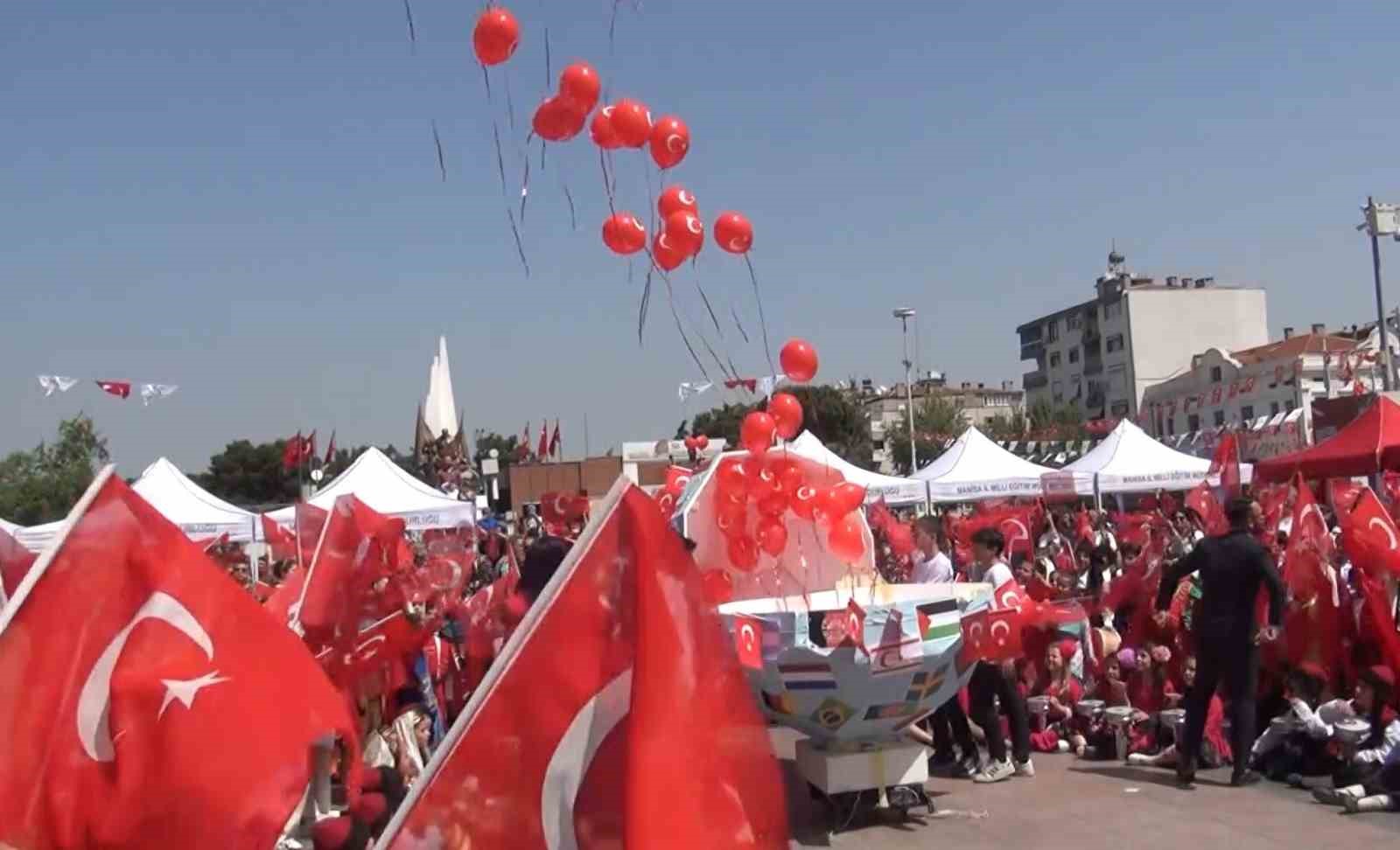 Manisa’da gökyüzünü balonlar renklendirdi