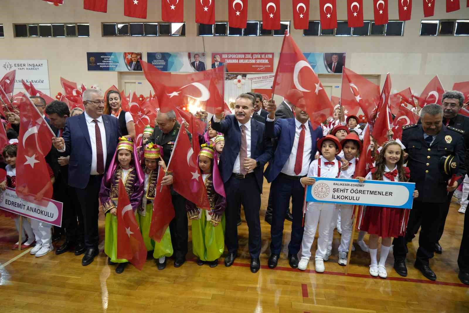 Edremit’te 23 Nisan Ulusal Egemenlik Ve Çocuk Bayramı coşkuyla kutlandı